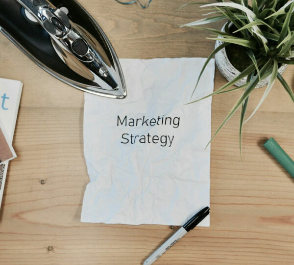 Bureau dans une agence marketing qui étudie les couts et les stratégies d"acquisition digitale